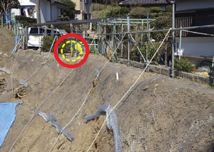 杭型傾斜センサーを使った土砂崩れ警報装置の工事現場での取付例の写真