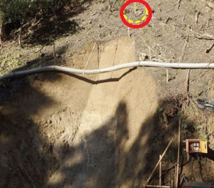 杭型傾斜センサーを使った土砂崩れ警報装置の工事現場での取付例の写真